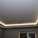 Двухуровневый натяжной потолок с подсветкой в нише и световой линией в гостиной . рис.2