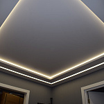 Двухуровневый натяжной потолок с подсветкой в нише и световой линией в гостиной . рис.1